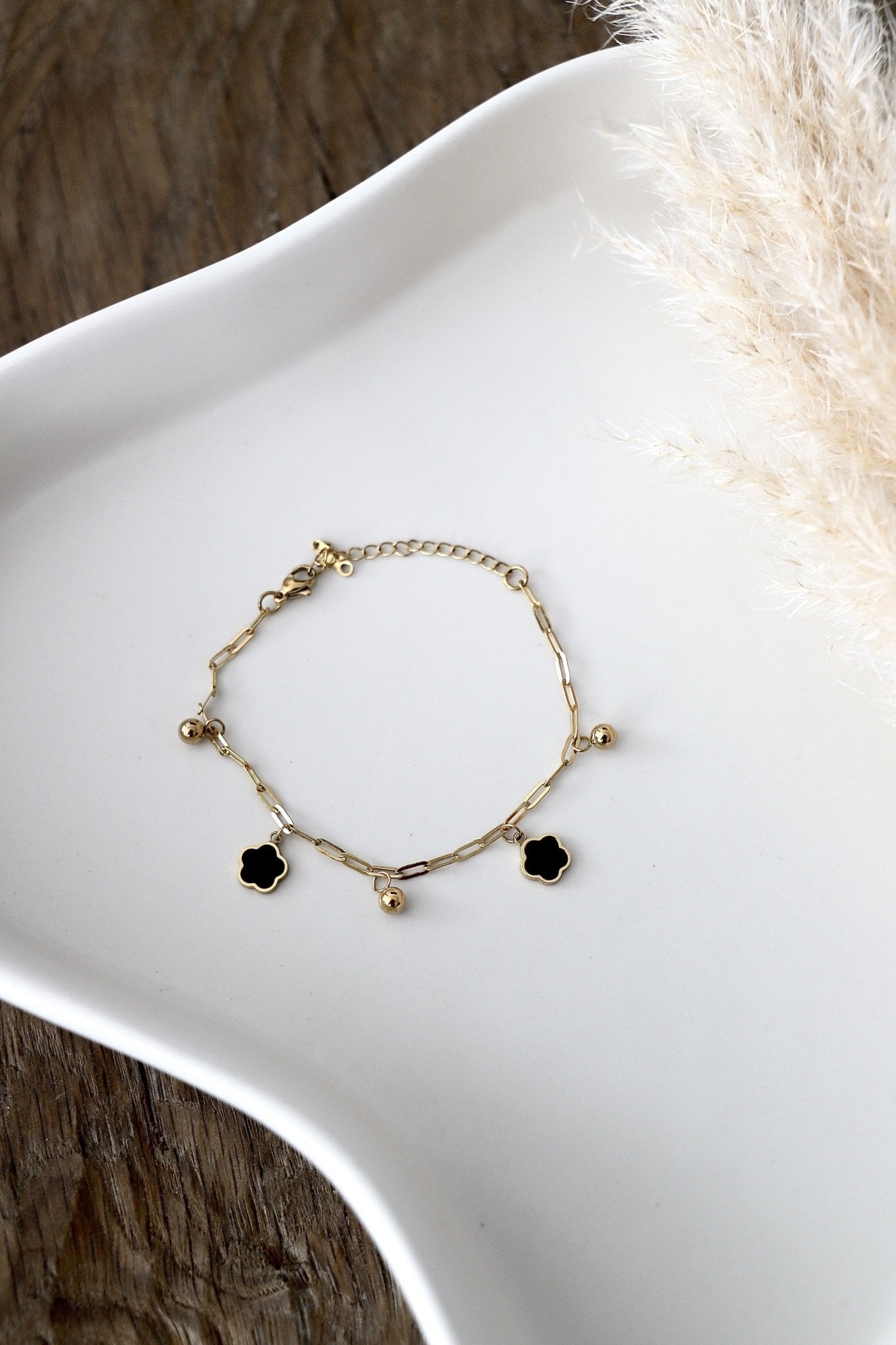 Vergoldetes Armband mit schwarzen Blüten - Anhängern - OYKAMI in a box