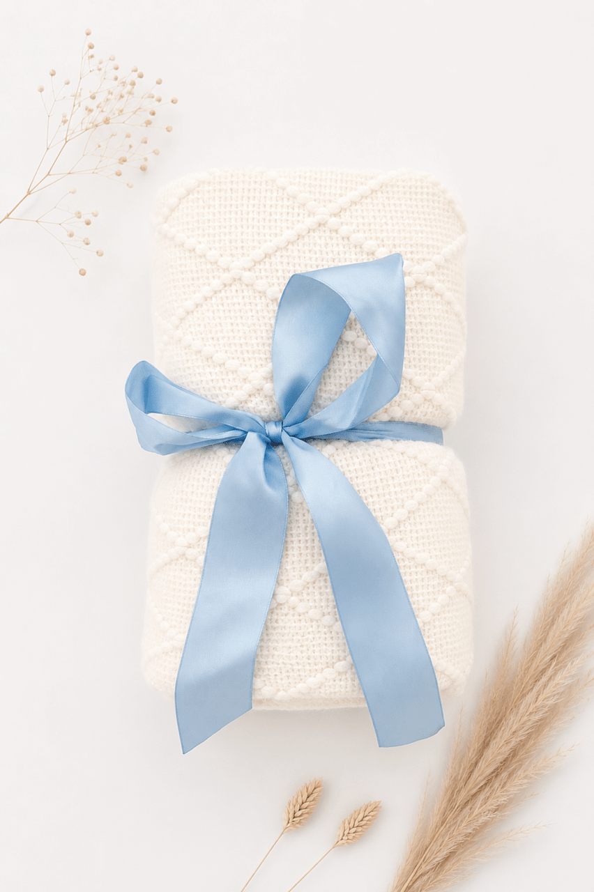 Weisse Kuscheldecke mit Fransen mit blauer Schleife - OYKAMI in a box