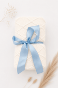Weisse Kuscheldecke mit Fransen mit blauer Schleife - OYKAMI in a box